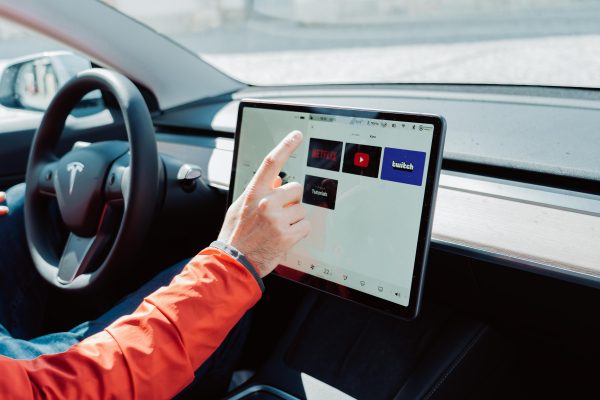 Komsen.com - Perkembangan teknologi pada mobil-malte-helmhold-unsplash
